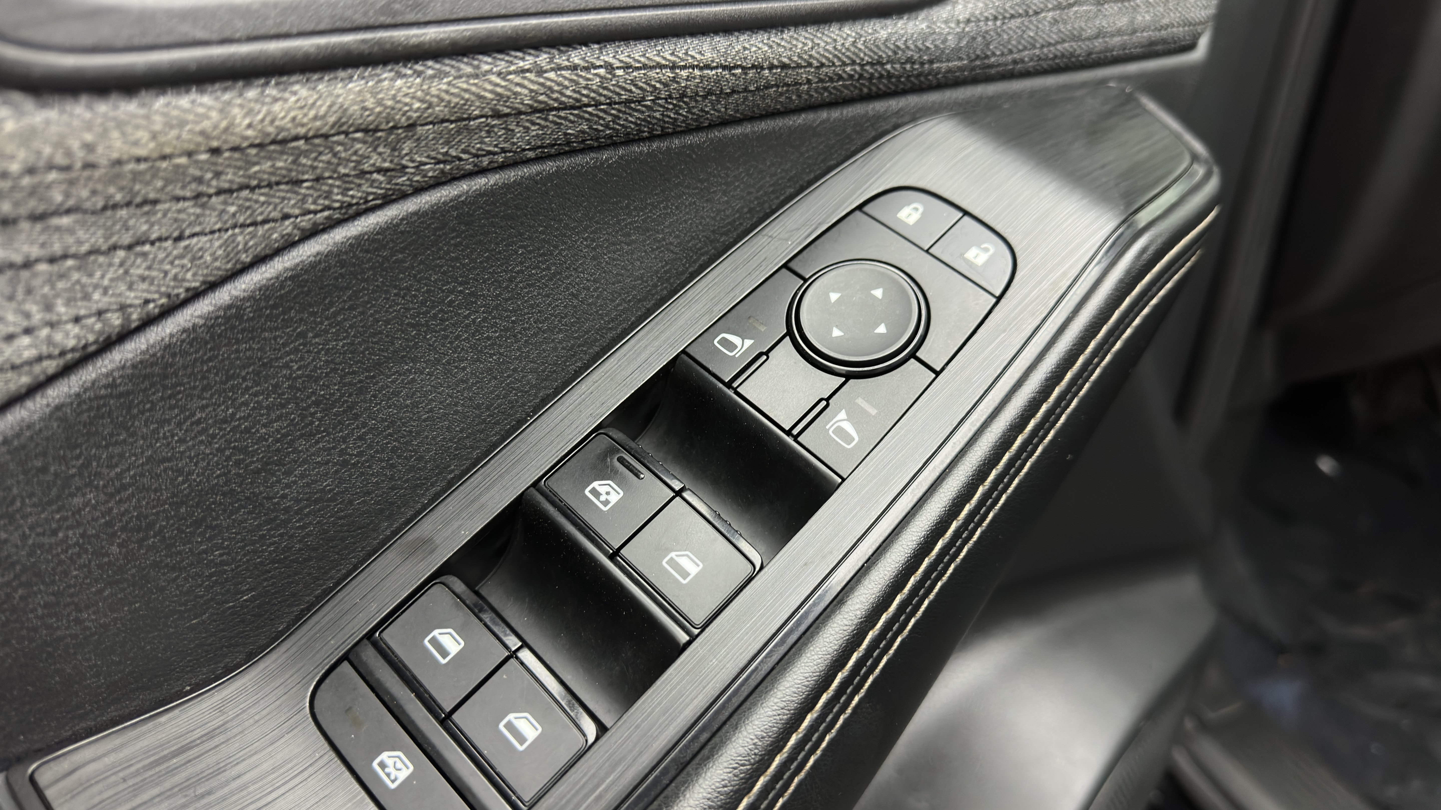 Used 2023 Nissan Rogue SV FWD image 13