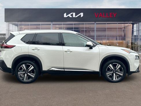 Used 2023 Nissan Rogue SL w/ SL Premium Package image 3