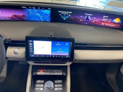 Used 2026 Lincoln Nautilus Reserve image 21