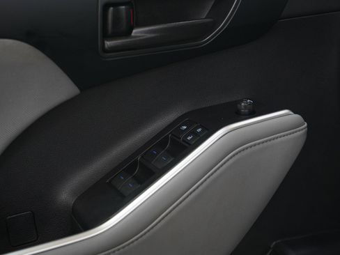 Used 2020 Toyota Highlander LE image 21