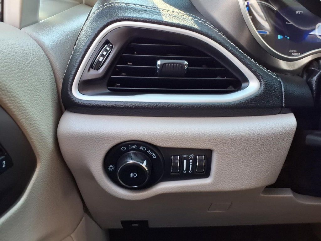 Used 2024 Chrysler Pacifica Limited FWD image 18