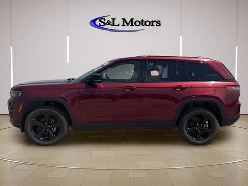Used 2024 Jeep Grand Cherokee Altitude AWD/4WD image 5