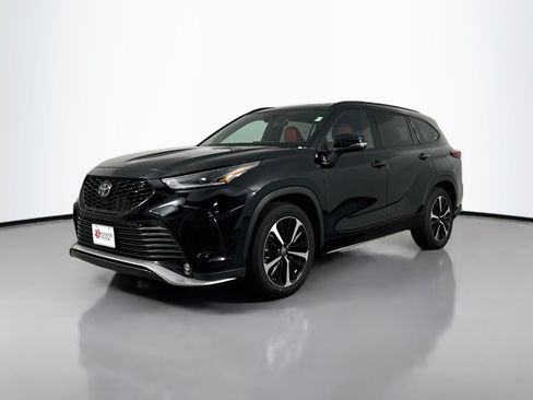 Used 2022 Toyota Highlander XSE w/ Protection Package #3 (TMS) AWD/4WD image 3