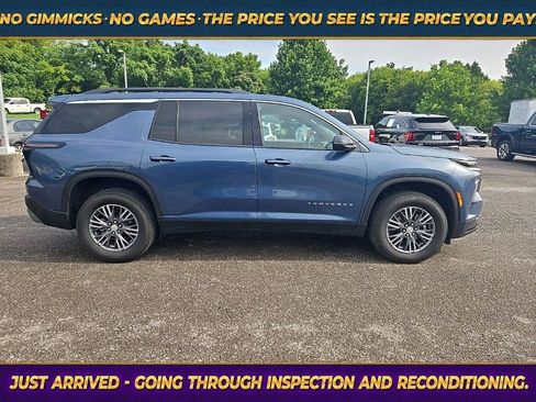 Used 2025 Chevrolet Traverse LT FWD image 8
