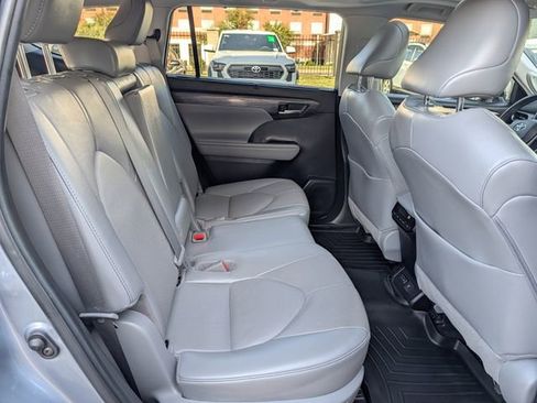 Used 2022 Toyota Highlander Limited image 32