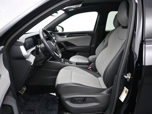 Used 2025 Volkswagen Tiguan SE R-Line AWD/4WD image 8