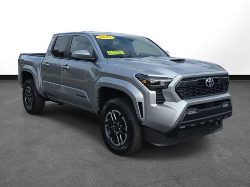 Used 2025 Toyota Tacoma TRD Sport image 3