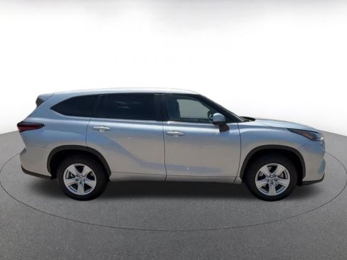Used 2025 Toyota Highlander LE FWD image 16