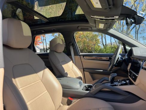 Certified 2022 Porsche Cayenne Platinum Edition image 23