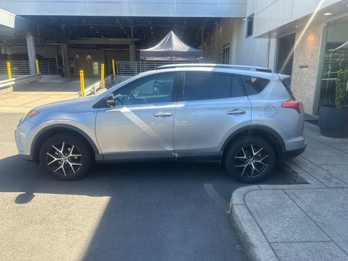 Used 2017 Toyota RAV4 SE FWD image 2