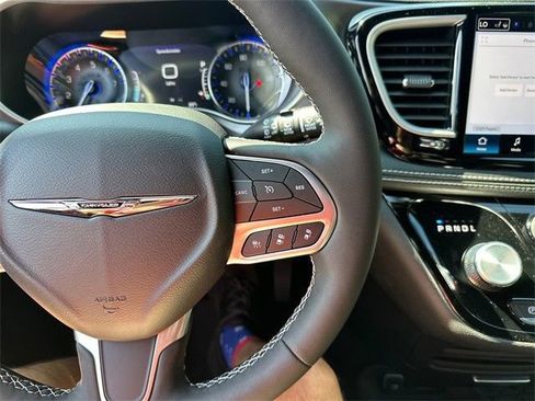 New 2025 Chrysler Pacifica Select image 38