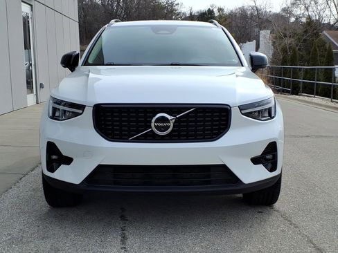Certified 2023 Volvo XC40 B5 Plus w/ Climate Package image 2