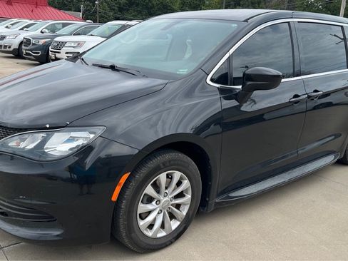 Used 2017 Chrysler Pacifica Touring w/ Tire & Wheel Group FWD image 2