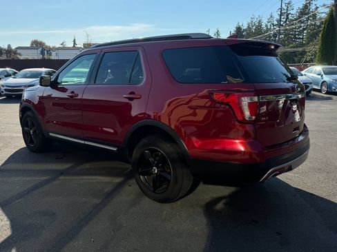 Used 2017 Ford Explorer XLT w/ Equipment Group 202A AWD/4WD image 5