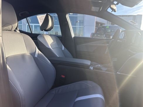 Used 2025 Toyota Camry SE image 8