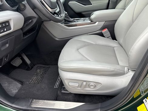 Used 2025 Toyota Highlander Limited image 26