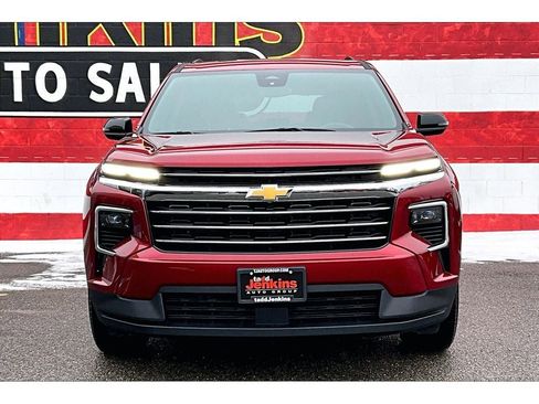 Used 2025 Chevrolet Traverse LT image 3