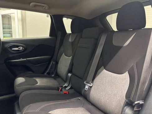 Used 2016 Jeep Cherokee Sport FWD image 18