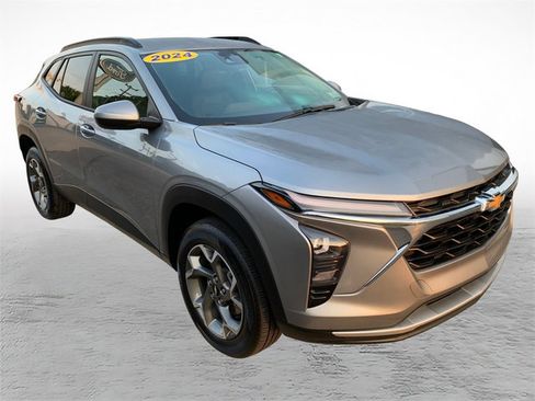 Used 2024 Chevrolet Trax LT w/ Driver Confidence Package FWD image 8