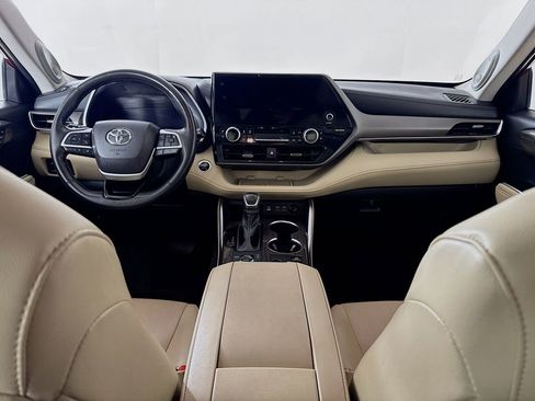 Used 2024 Toyota Highlander Limited AWD/4WD image 3