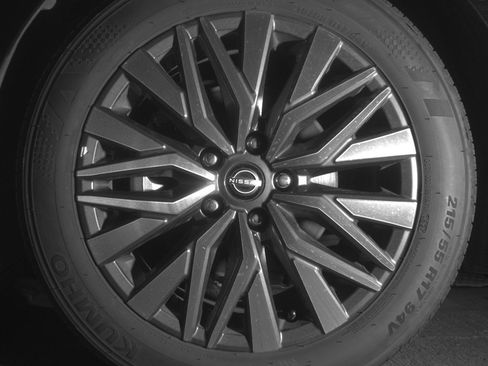 Used 2025 Nissan Altima 2.5 SV FWD image 12
