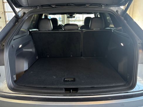 Used 2025 Volkswagen Atlas Cross Sport SE image 35