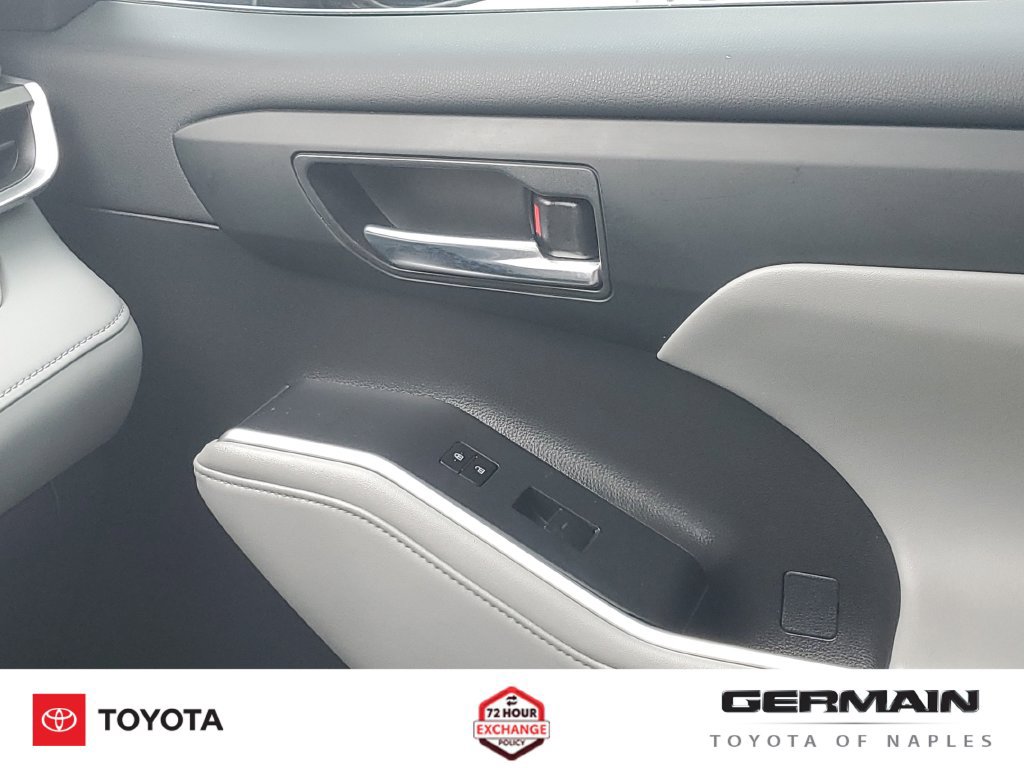 Used 2024 Toyota Highlander XLE FWD image 29
