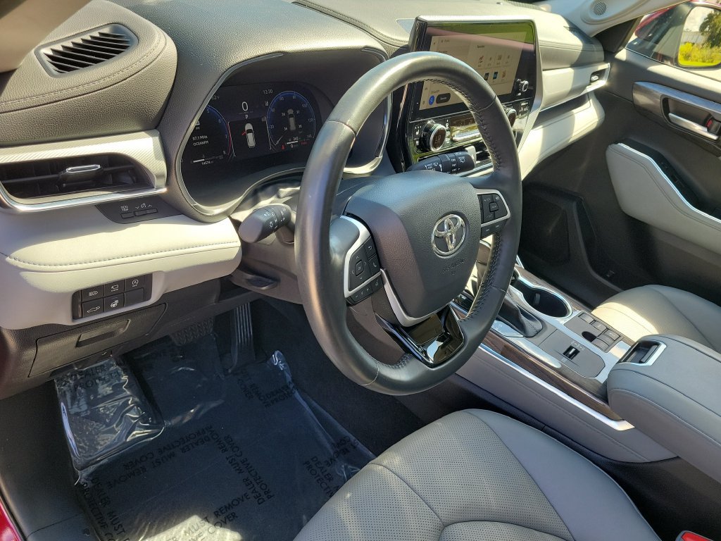 Used 2023 Toyota Highlander Platinum FWD image 7