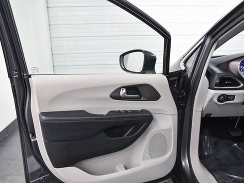 Used 2018 Chrysler Pacifica Touring-L Plus image 9