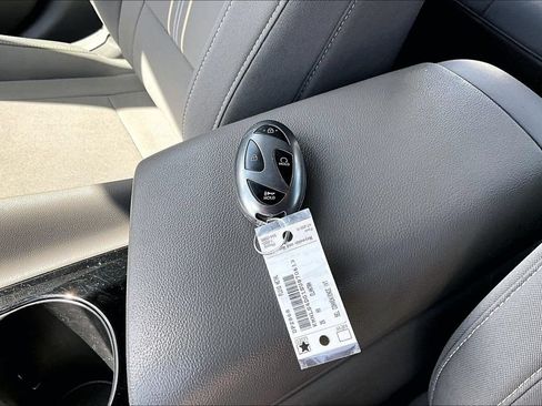 Used 2025 Hyundai Elantra SEL FWD image 35