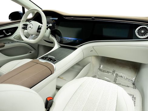 Used 2022 Mercedes-Benz EQS 580 4MATIC Sedan image 2