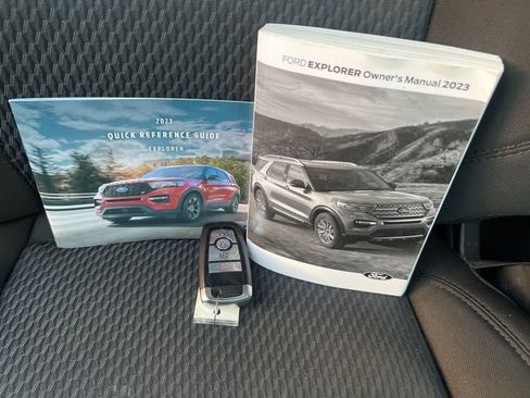 Used 2023 Ford Explorer XLT AWD/4WD image 33