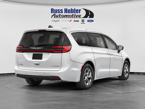 Used 2024 Chrysler Pacifica Limited w/ Uconnect Theater Family Group FWD image 2