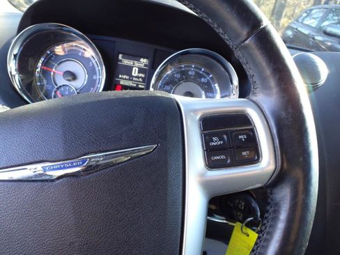 Used 2015 Chrysler Town & Country Touring w/ Driver Convenience Group FWD image 12