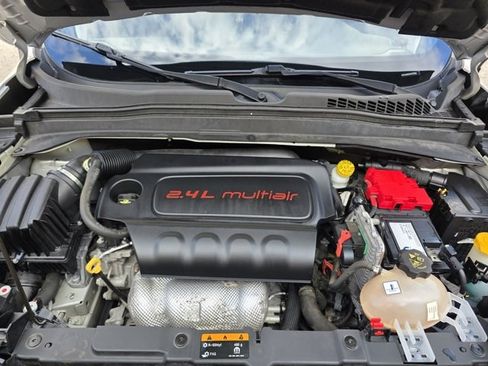 Used 2019 Jeep Renegade Latitude w/ Cold Weather Group image 26