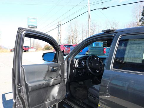 Used 2023 Toyota Tacoma TRD Sport image 12