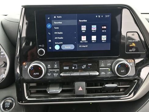 Certified 2023 Toyota Highlander XLE image 30