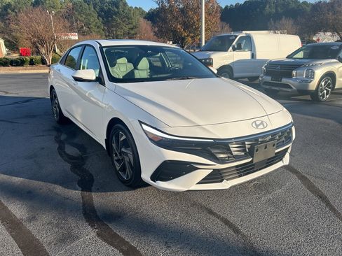 Used 2025 Hyundai Elantra Limited image 9