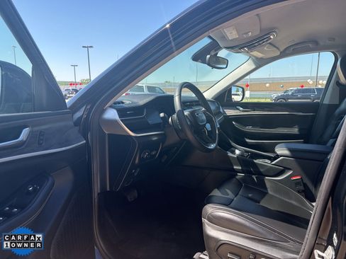 Used 2023 Jeep Grand Cherokee Limited w/ Black Appearance Package AWD/4WD image 12