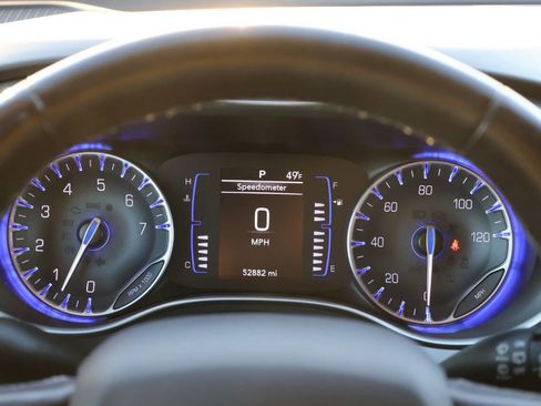 Used 2019 Chrysler Pacifica Touring-L image 19