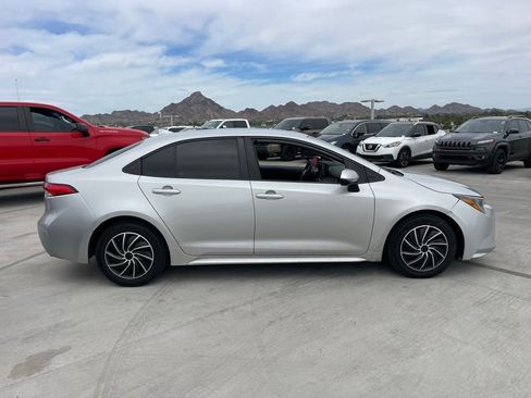 Used 2022 Toyota Corolla LE image 3
