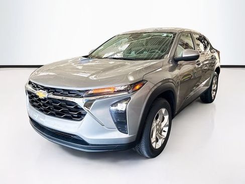 Used 2024 Chevrolet Trax LS w/ LS Convenience Package FWD image 1