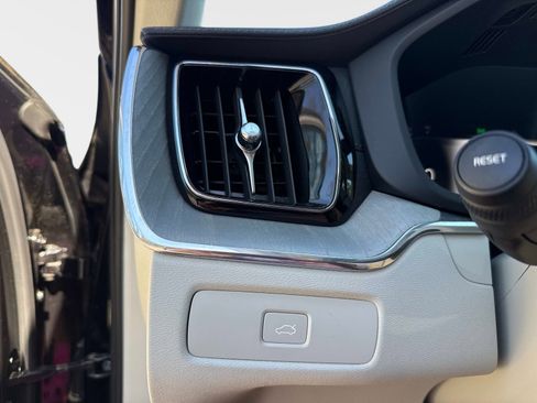 Certified 2023 Volvo XC60 B5 Ultimate w/ Climate Package image 33