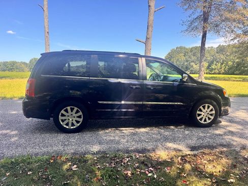 Used 2011 Chrysler Town & Country Touring-L w/ Entertainment Group #2 image 9