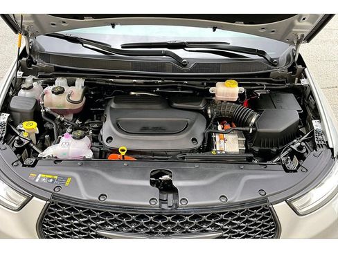Used 2026 Chrysler Pacifica Premium FWD image 13