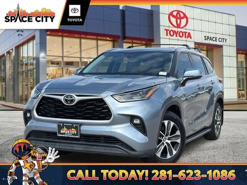 Used 2021 Toyota Highlander XLE image 1