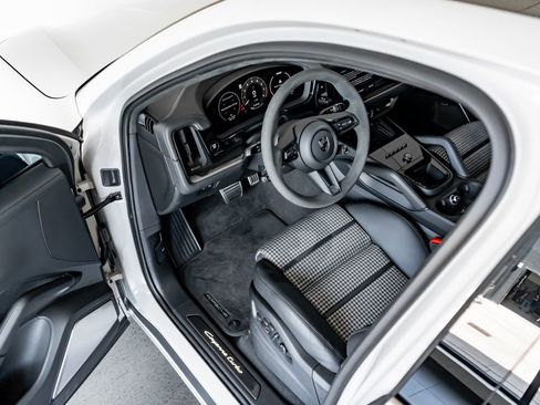 Certified 2026 Porsche Cayenne Turbo AWD/4WD image 4