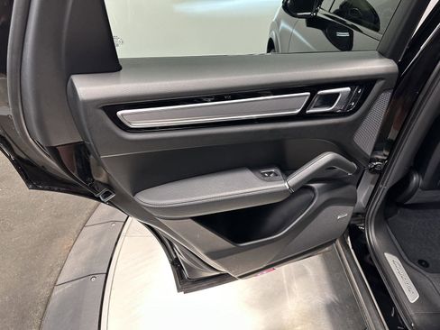 Used 2022 Porsche Cayenne Platinum Edition image 32