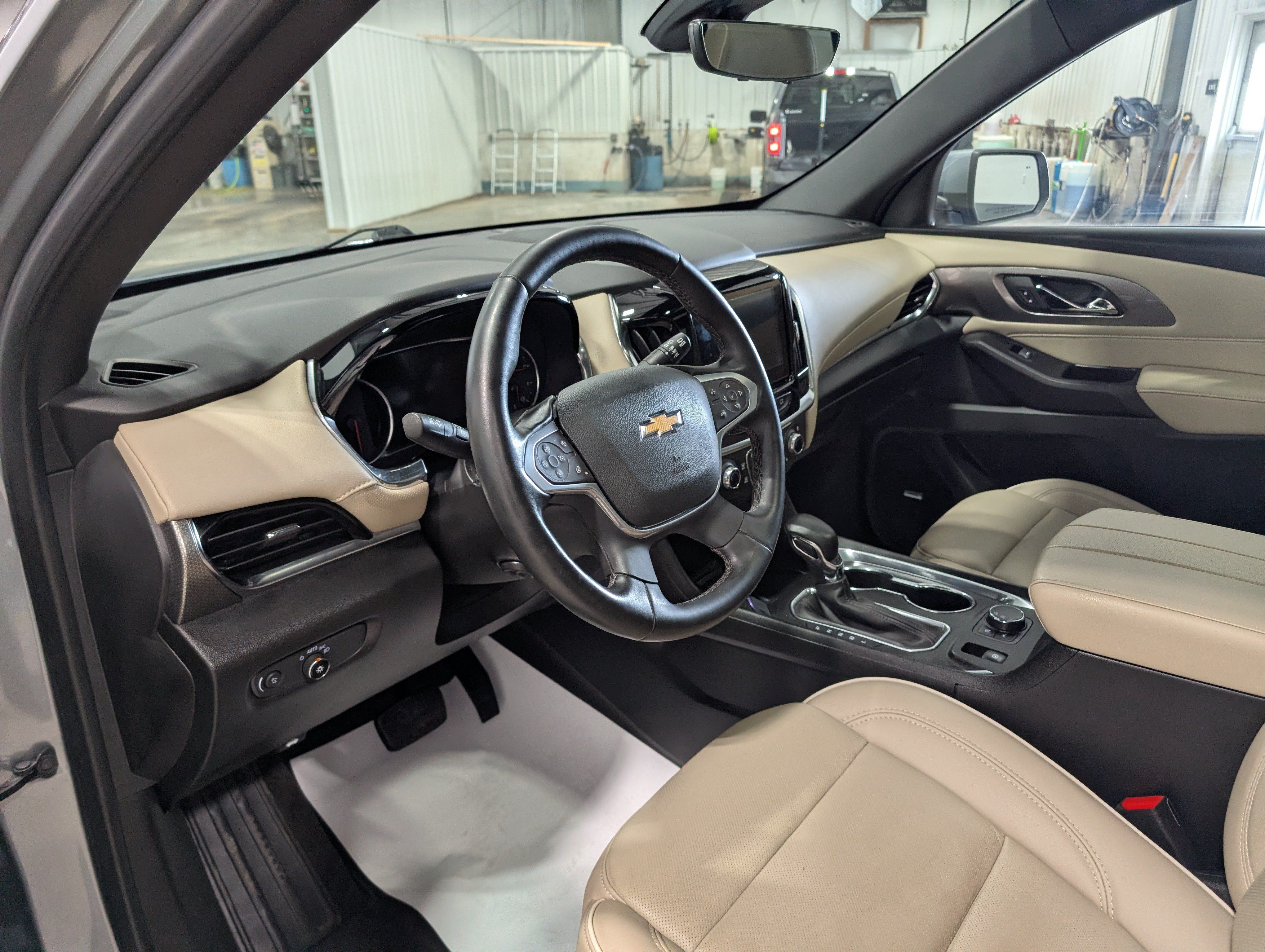Used 2023 Chevrolet Traverse Premier FWD image 13