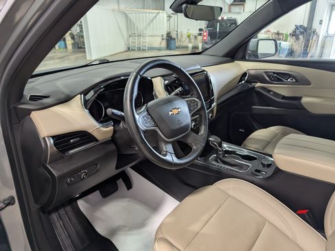 Used 2023 Chevrolet Traverse Premier FWD image 13